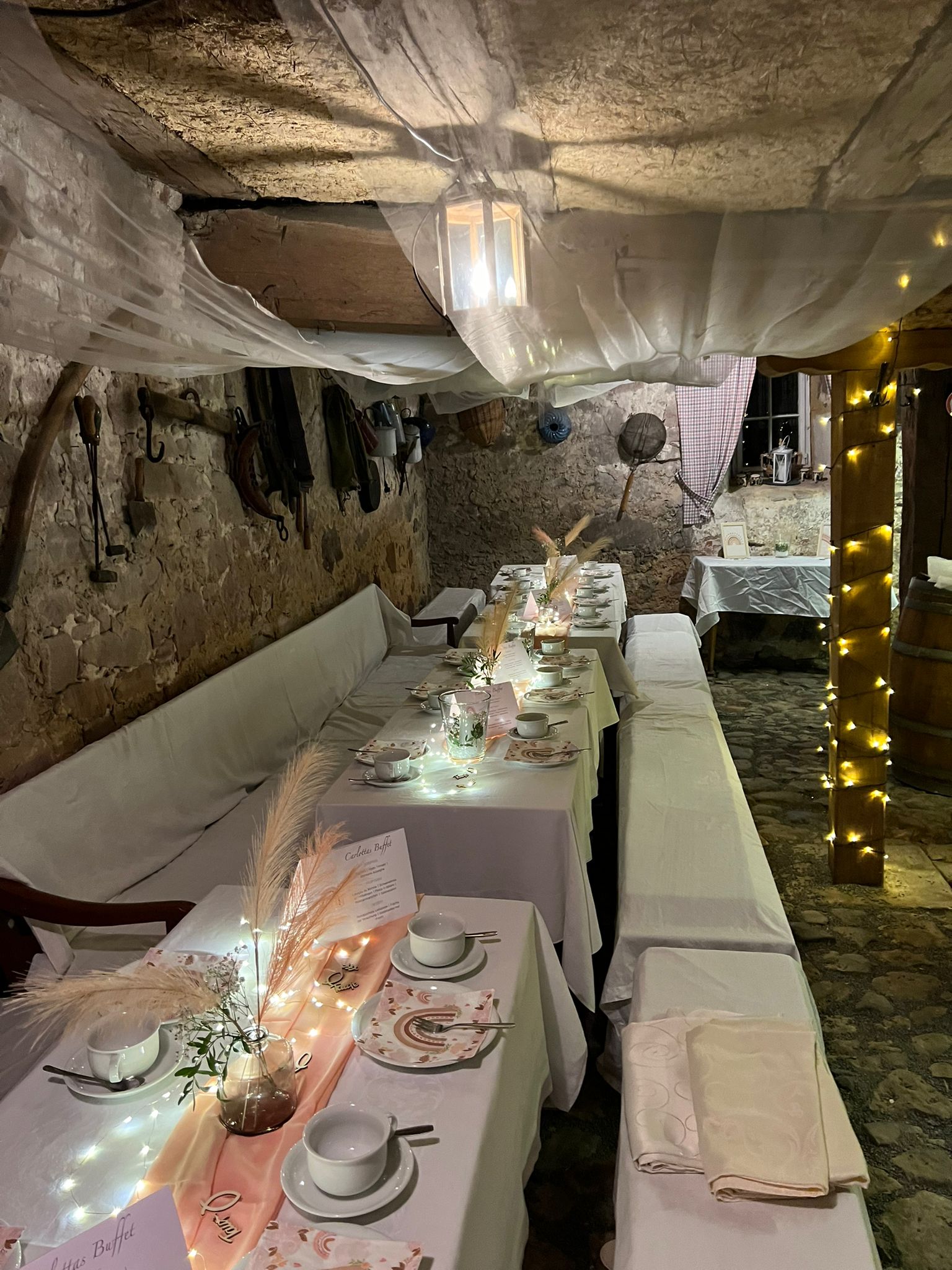 Blick in den stimmungsvoll hergerichteten Lüderkeller